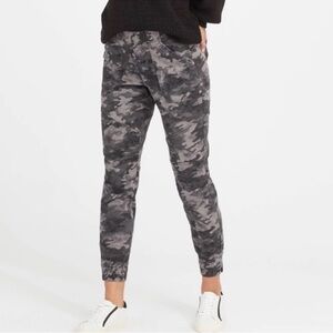 SPANX Pull-on Stretch Twill Cargo Joggers in Blackwash Camo Women’s Size Medium